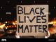black-lives-matter-movimiento-activista-que-protesta-contra-el-racismo-y-lucha-por-la-igualdad-protesta-social-y-concepto-de-derechos-humanos-2c07br2